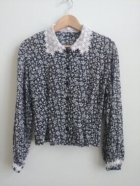 Vintage approx Small black and white daisy top lace collar button down blouse